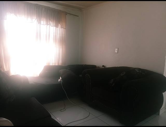 1 BEDROOM FREESTANDING FOR SALE IN DAWN PARK